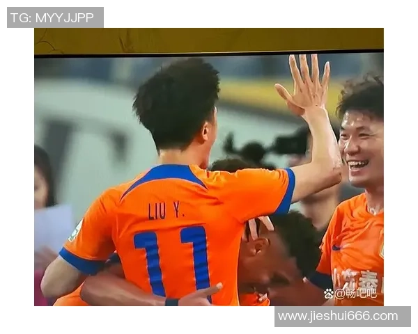 足球球队带你领略激情四溢的赛场瞬间与团队精神的完美结合 足球球队带你领略激情四溢的赛场瞬间与团队精神的完美结合